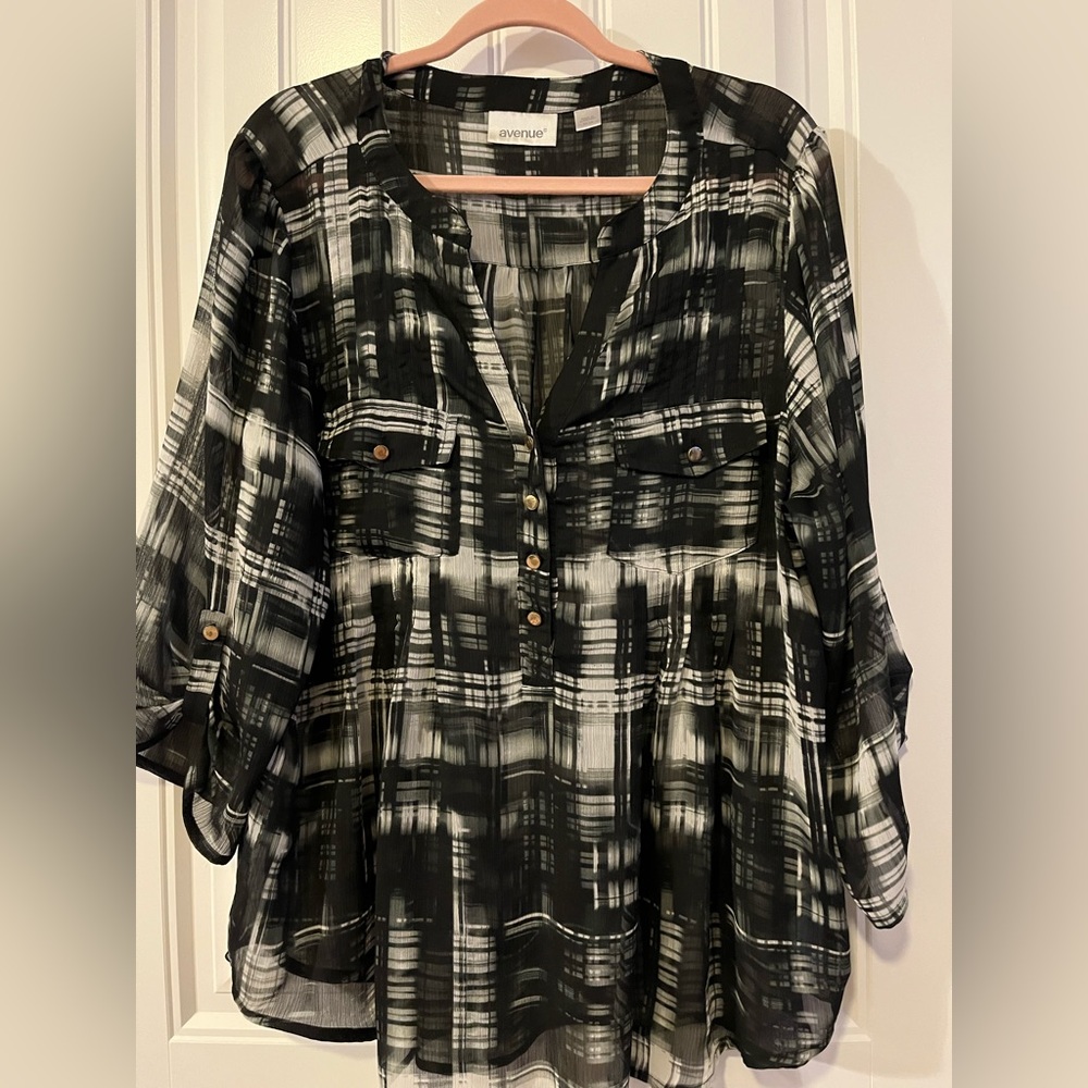 Avenue blouse Size 22/24 Black and white with gold buttons Lightweight